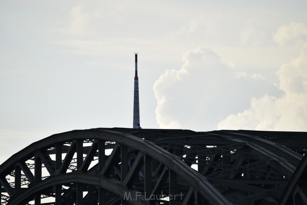 PSpringt kein Suizid Brueckenspringer Koeln Hohenzollernbruecke P083.JPG - Miklos Laubert